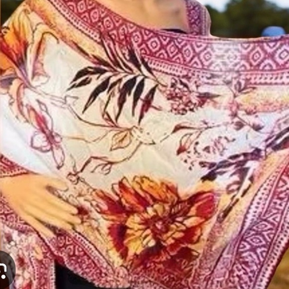 Vince Camuto Tropical Blooms Floral Kimono with Red and Cream OS - Picture 3 of 7